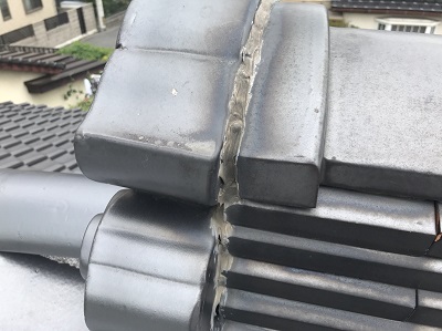 鬼瓦の劣化したコーキング