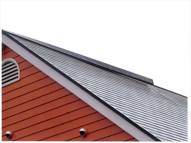 岡山市南区カラーべストの棟板金脱落