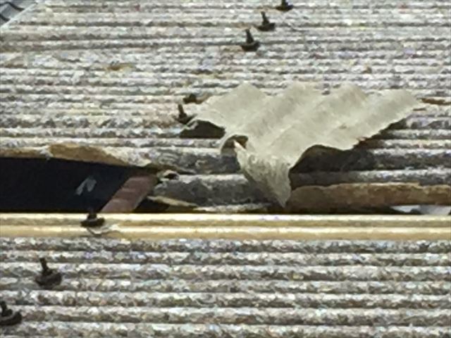 岡山市北区　屋根破損　屋根材が捲れています。