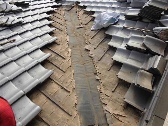 岡山市北区　雨漏り修理　谷板金取り替え工事　板金撤去