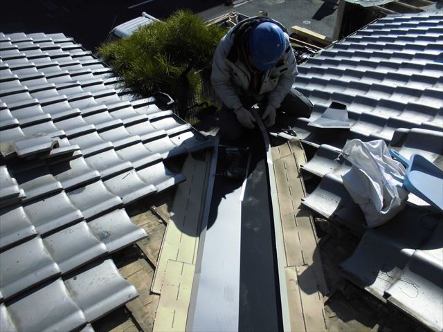 岡山市北区　雨漏り修理　谷板金取り替え工事