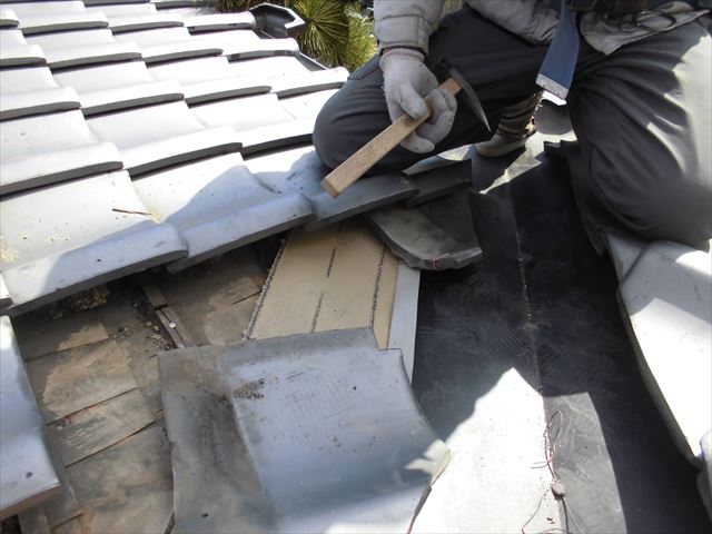 岡山市北区　雨漏り修理　谷板金取り替え工事