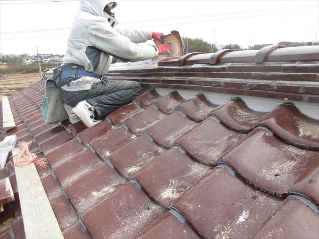 津山市　南蛮漆喰シルガードを使い雁ぶりを納めていきます。