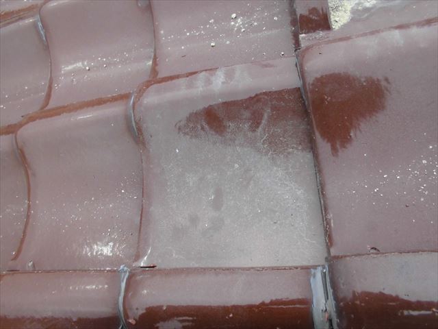 津山市　割れ瓦を差し替えです。