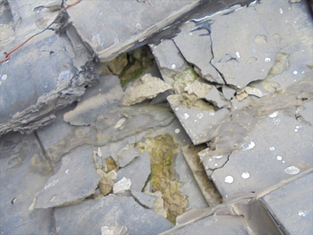 赤穂郡上郡町　瓦の寒割れです