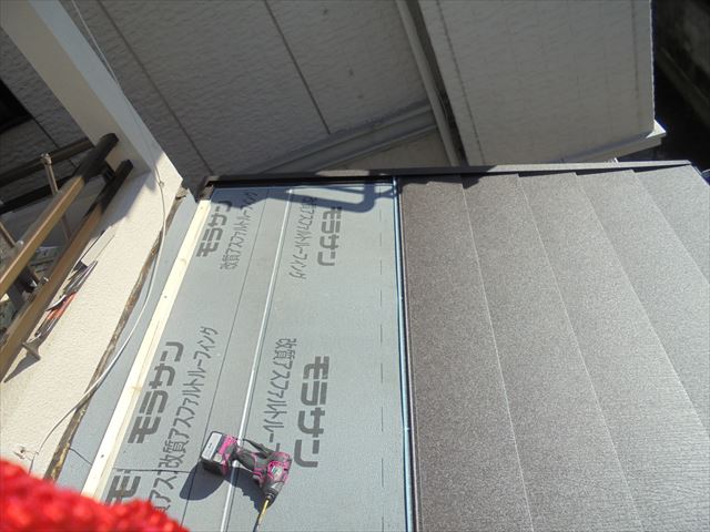 岡山市北区　軽量ガルバリウム鋼板横葺きです。