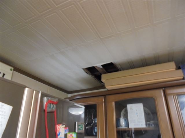 岡山市中区で屋根雨漏り修理　天井雨漏り跡