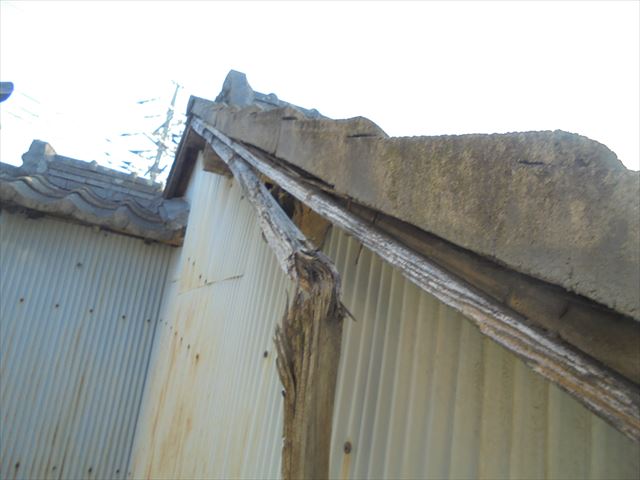 倉敷市で屋根修理　袖瓦の下の垂木が折れています