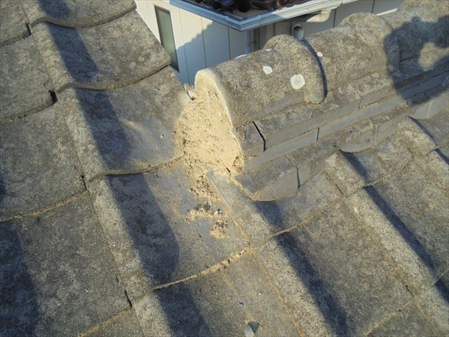 倉敷市で屋根修理　落ちそうな漆喰を取り除きます