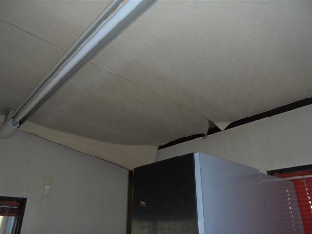 倉敷市　雨漏りでクロスの剥がれ