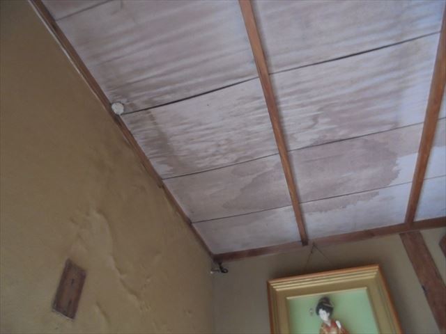 岡山北区　雨漏り点検　天井にシミ