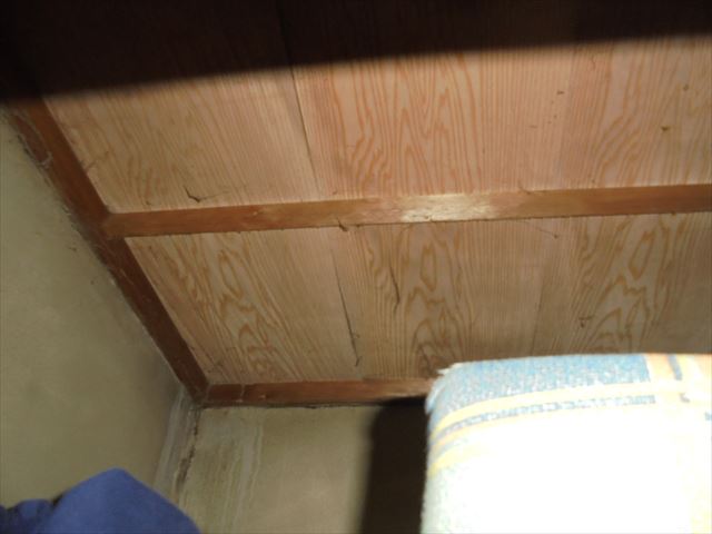 岡山北区　雨漏り点検　天井にシミ