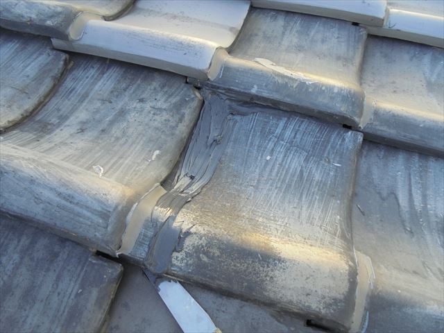 岡山北区　雨漏り点検　割れ瓦コーキング