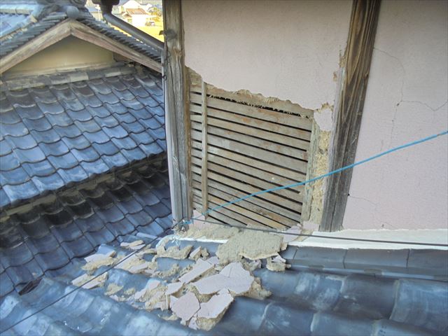 岡山市北区　雨漏り修理　モルタル壁欠落