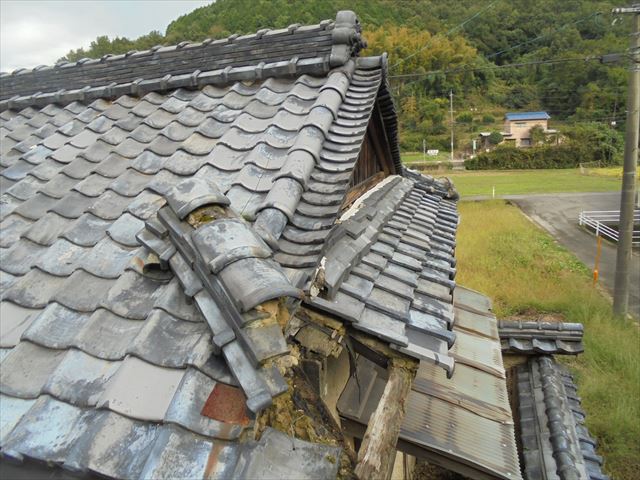 岡山市東区　隅木が折れています。