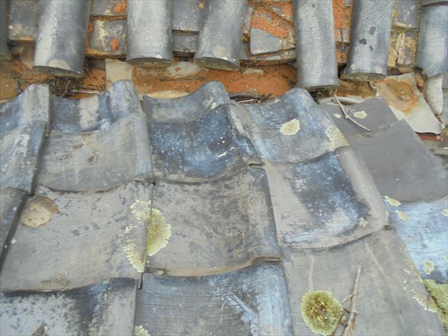 岡山市東区　谷板金の回りの瓦がズレています。