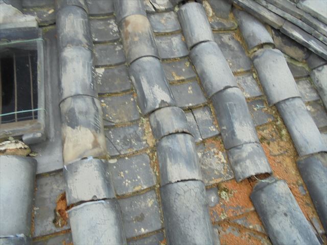 岡山市東区　本葺きの瓦がズレています。