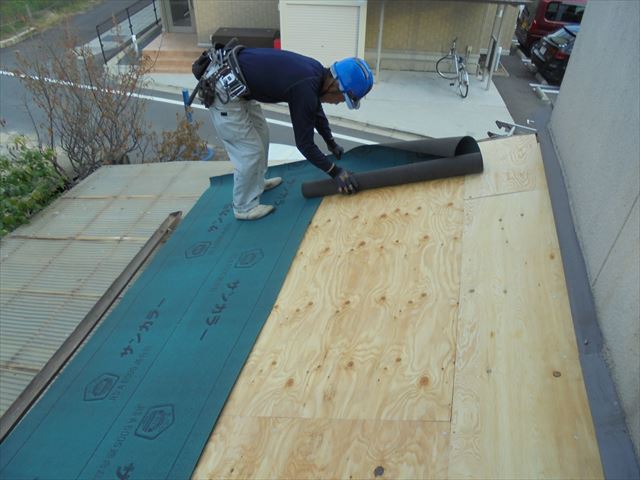 倉敷市　屋根リフォーム　防水紙貼り付け