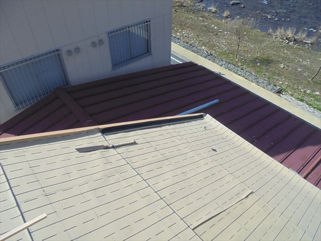 新見市　東和合成の東和ルーフ桟木打ちつけ