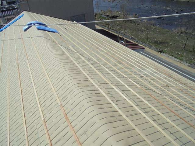 新見市　東和合成の東和ルーフ桟木打ちつけ