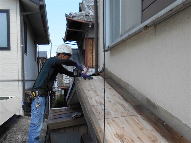 玉野市でかわらUの下地コンパネ貼り付け