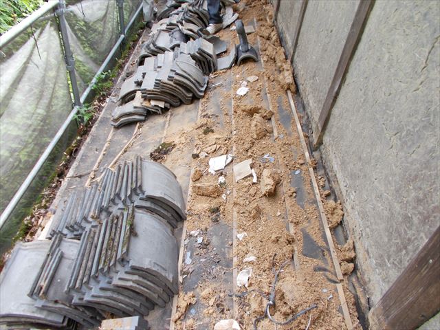 1階の屋根の瓦撤去