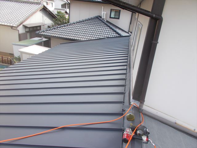 玉野市　屋根工事　カバー工法