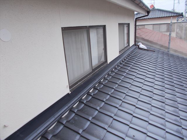 岡山市北区で瓦屋根の葺き替え工事/雨漏り防止の雨押え板金工事