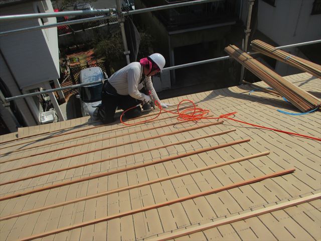 新見市　東和合成の東和ルーフ桟木打ちつけ