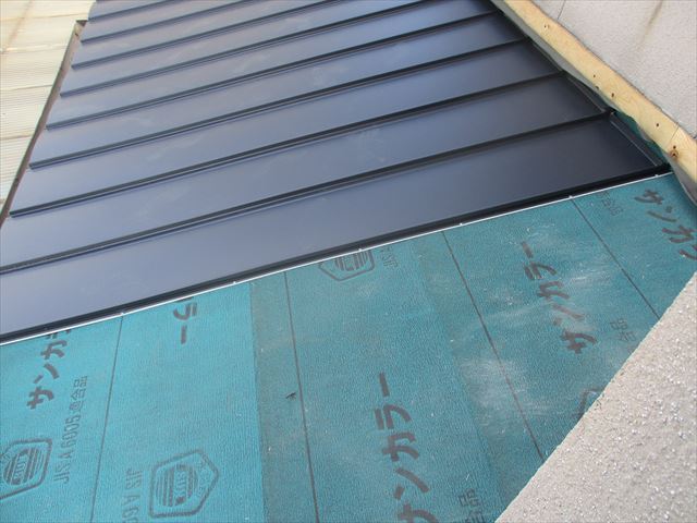 倉敷市　雨漏り修理　屋根リフォーム　縦葺き工事中