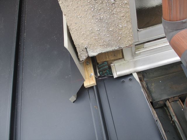 倉敷市　雨漏り修理　屋根リフォーム　縦葺き工事中