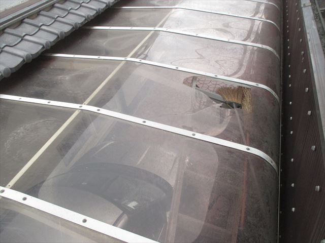 岡山市南区　カーポートの屋根修理　アクリル板割れ