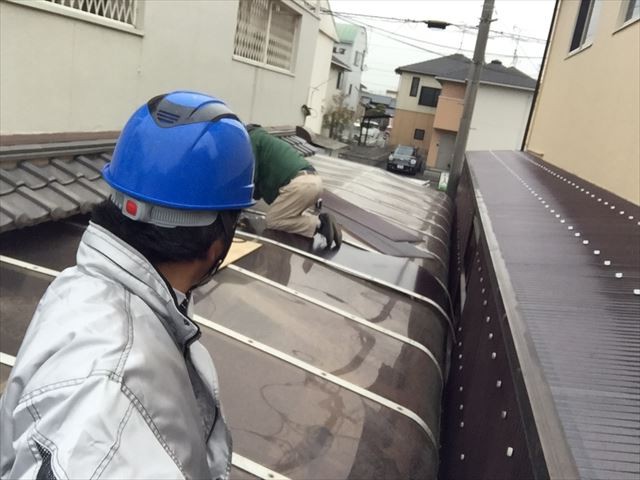 岡山市南区　カーポートの屋根修理　アクリル板割れ