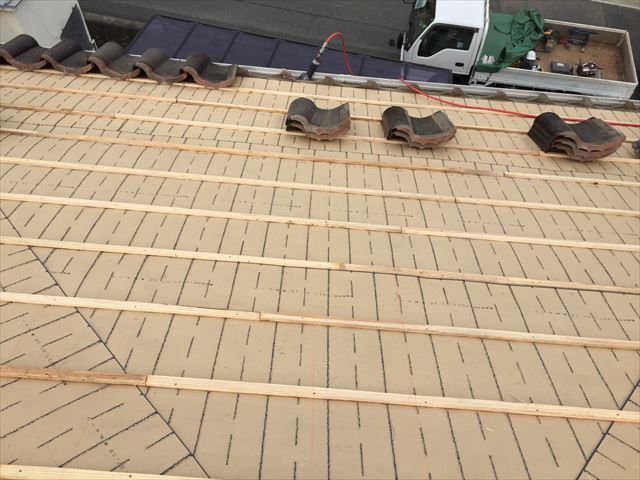 倉敷市屋根修理。Ｓ型の瓦の下葺き材の防水紙を張り替え葺き直し
