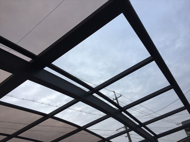 岡山市南区　カーポートのアクリル板が２枚飛んでいます。