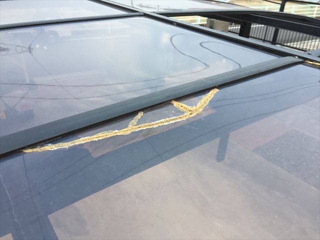 岡山市南区　カーポートのアクリル板が飛び割れが少ないものを戻しています。