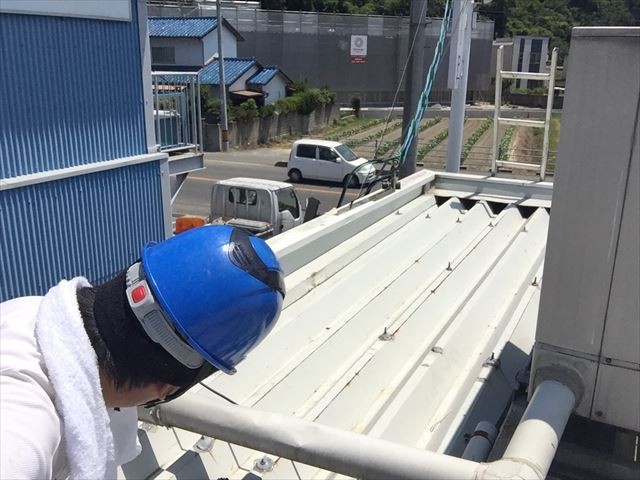 岡山市東区　折半の屋根から雨漏り