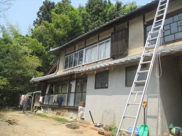 岡山県久米南町　屋根工事　セメント瓦　2階にハシゴ