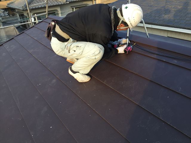 岡山市北区　スーパーガルテクトの棟ビス止め