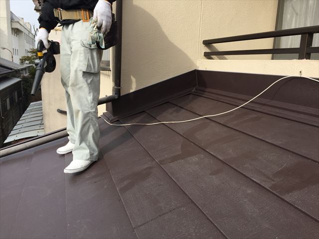 岡山市北区　スーパーガルテクトの壁際施工完成ブロアで掃除