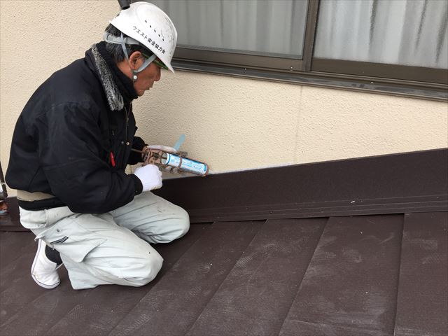 岡山市北区　スーパーガルテクトの壁際コーキング施工です。