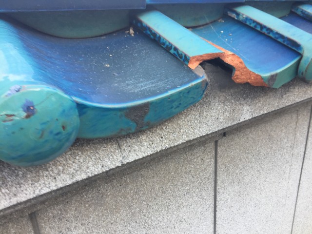 欠けた塀瓦の拡大