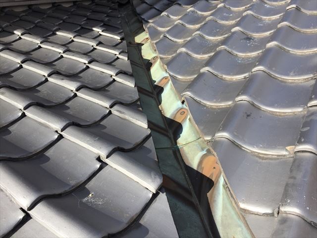 岡山市北区　雨漏り修理　谷板金の銅板に穴