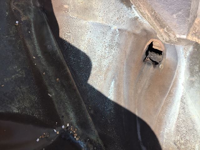 岡山市北区　雨漏り修理　谷板金の銅板に穴