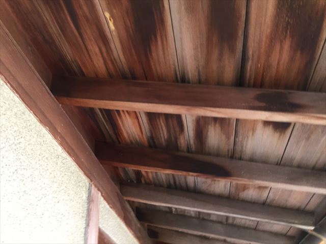 岡山市北区　雨漏り修理　野地板に雨漏り跡が