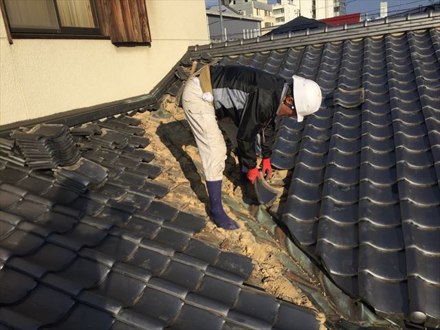 岡山市北区　雨漏り修理　谷板金取り替え工事　瓦撤去