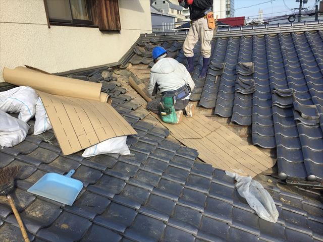 岡山市北区　雨漏り修理　谷板金取り替え工事　防水紙(ルーフィング）張り工事