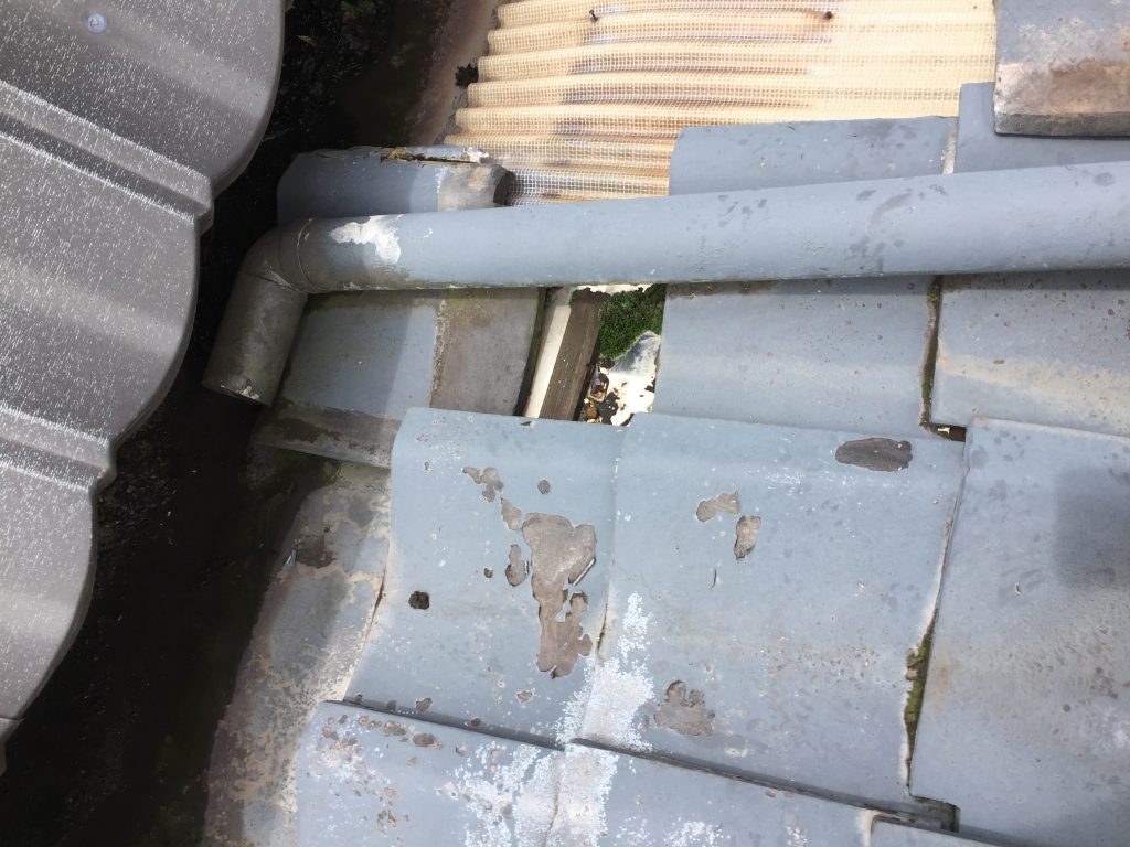 配管まわりの瓦の不具合