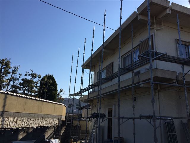 岡山市北区　裏面の足場を組み立てていきます