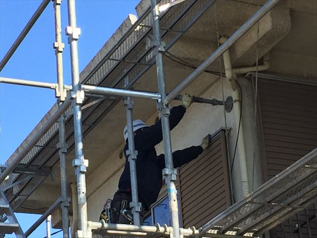 岡山市北区　足場がぐらつかない様に壁に当てます。